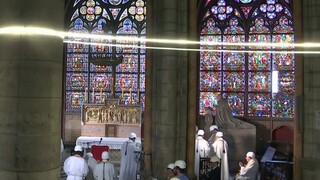 V Notre-Dame odslúžili prvú omšu od ničivého požiaru