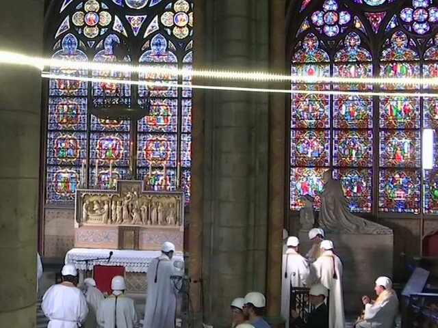V Notre-Dame odslúžili prvú omšu od ničivého požiaru