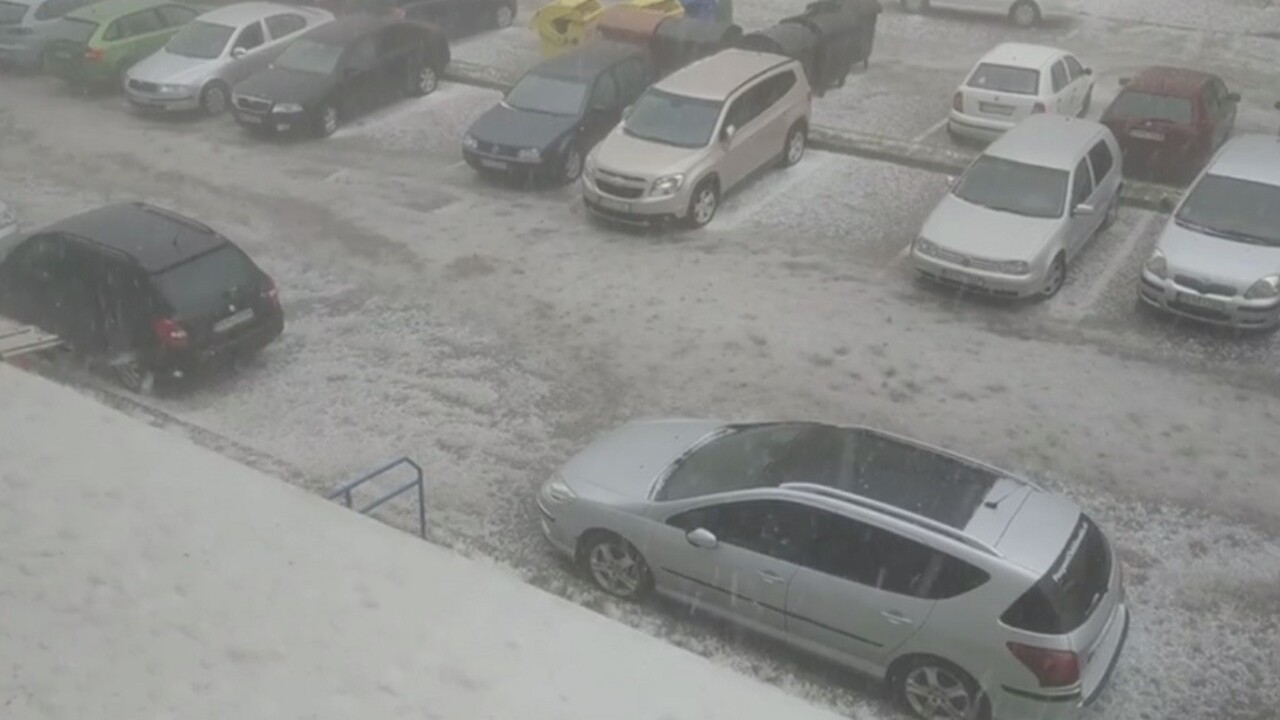 Krúpy veľkosti loptičky. Našimi mestami sa prehnali silné búrky