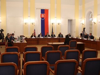 Nekonečný príbeh. Kandidátov na ÚS opäť vypočúvali, odobrili všetkých
