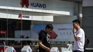 Huawei očakáva slabšie tržby, firme škodia americké sankcie