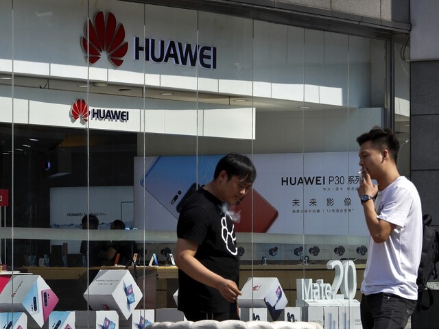 Huawei očakáva slabšie tržby, firme škodia americké sankcie