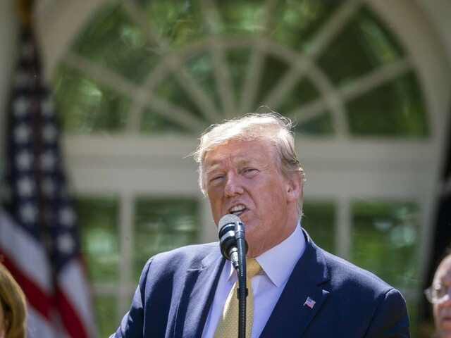 Vysťahujeme votrelcov, napísal Trump. Plánuje zatýkať migrantov