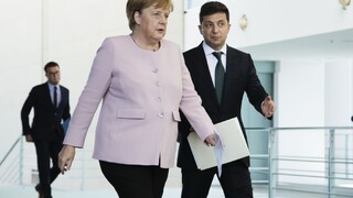 Merkelová dostala v Berlíne počas privítania Zelenského triašku
