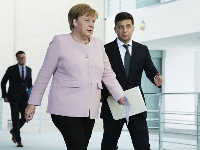 Merkelová dostala v Berlíne počas privítania Zelenského triašku