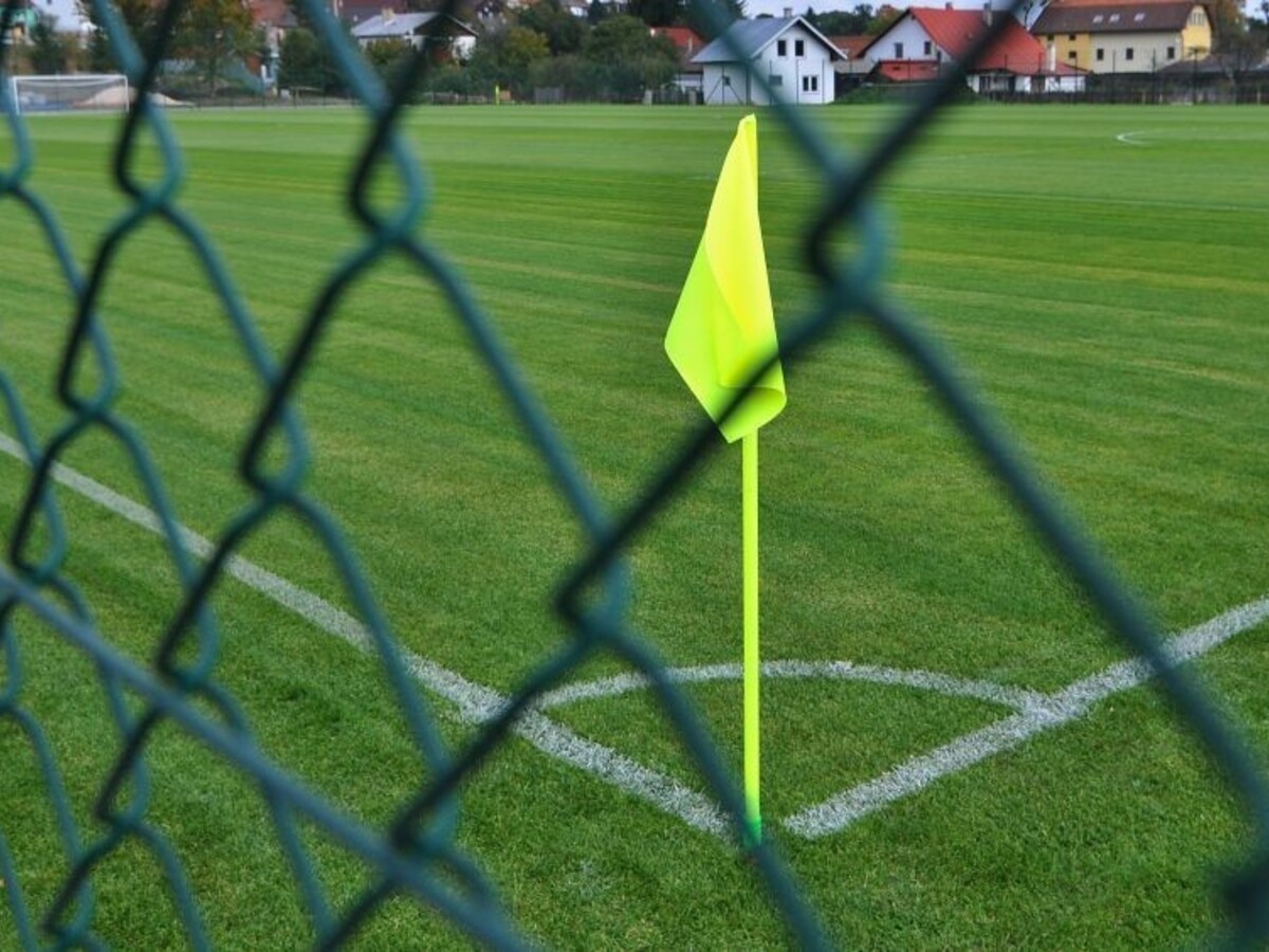 Mladík na štadióne kopol muža rovno do tváre, má vážne zranenia