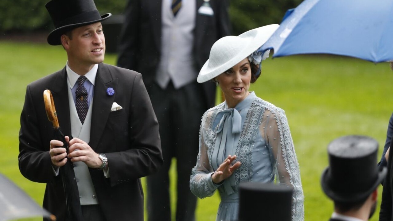 Sprievod Williama a Kate zrazil dôchodkyňu, je vo vážnom stave