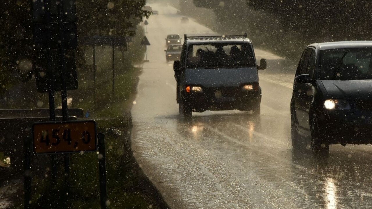 Voda sa valila centrom mesta. Po silnej búrke odstraňovali škody