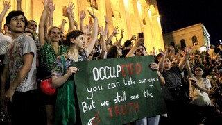 Tbilisi protestovalo proti politikom, Putin reagoval zákazom letov