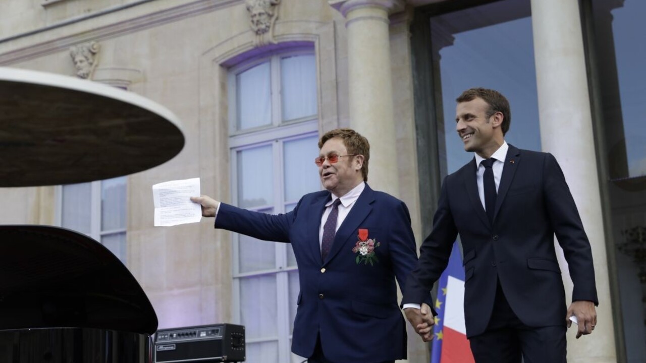 Macron ocenil spevákov boj proti AIDS najvyšším vyznamenaním