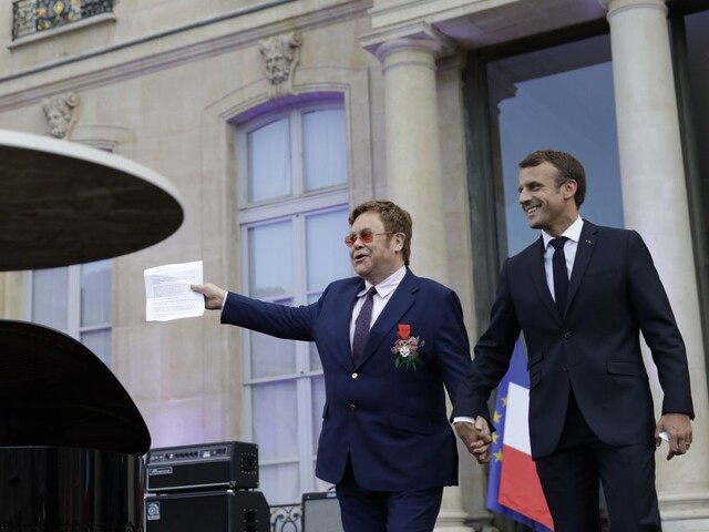 Macron ocenil spevákov boj proti AIDS najvyšším vyznamenaním