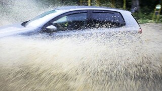 Krúpy, prudké lejaky a uviaznutí ľudia. Európu potrápilo počasie