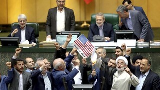 Smrť Amerike, znelo iránskym parlamentom. Krajinu obvinili z terorizmu