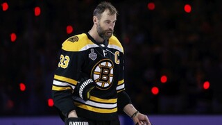 Chára dorovnal Hossu, kapitán Bruins je opäť hokejistom roka