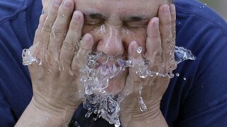 Horúčavy si berú svoju daň. Cez víkend skolabovali desiatky ľudí