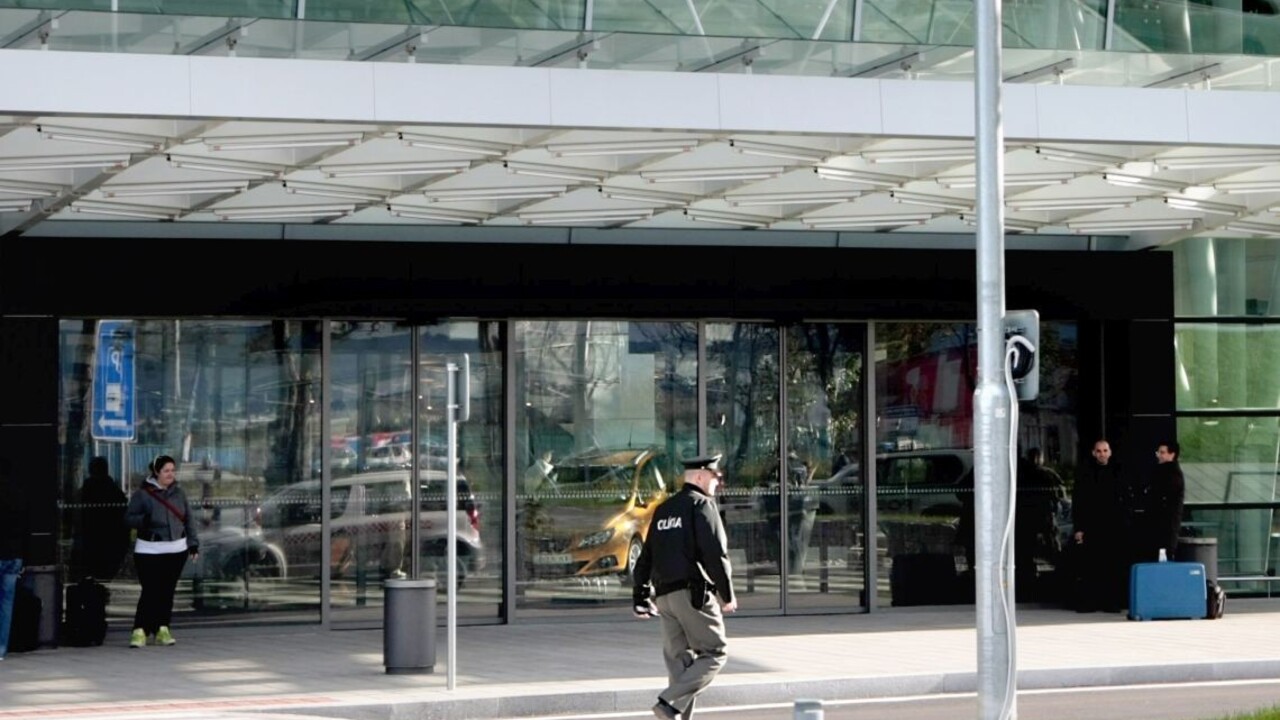 NAKA zasahovala na letisku, po prílete zadržala Slovákov a Čecha