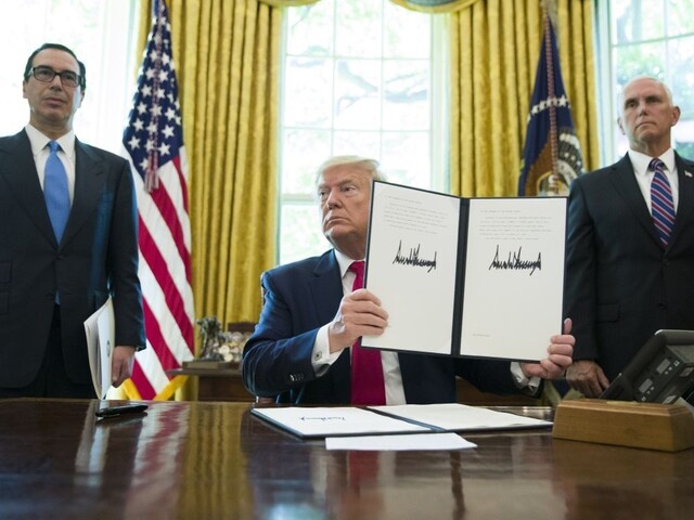 Trump podpísal nové sankcie. Budeme pokračovať, odkázal Iránu