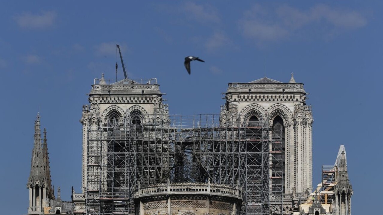 Z katedrály Notre-Dame odstránia lešenie, potrvá to mesiace