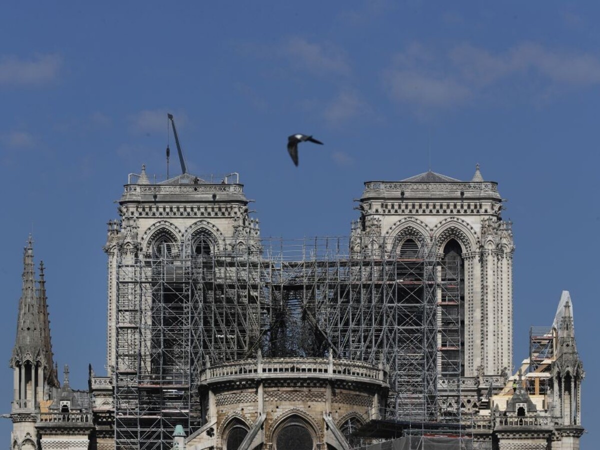 Z katedrály Notre-Dame odstránia lešenie, potrvá to mesiace