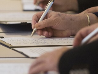 V úrade českej hajtmanky zasiahla polícia, ide o miliónové zmluvy