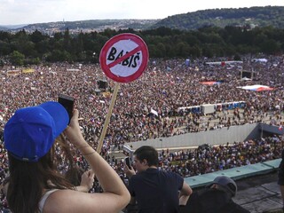 Po masívnych protestoch koná opozícia, pokúsi sa zvrhnúť Babiša
