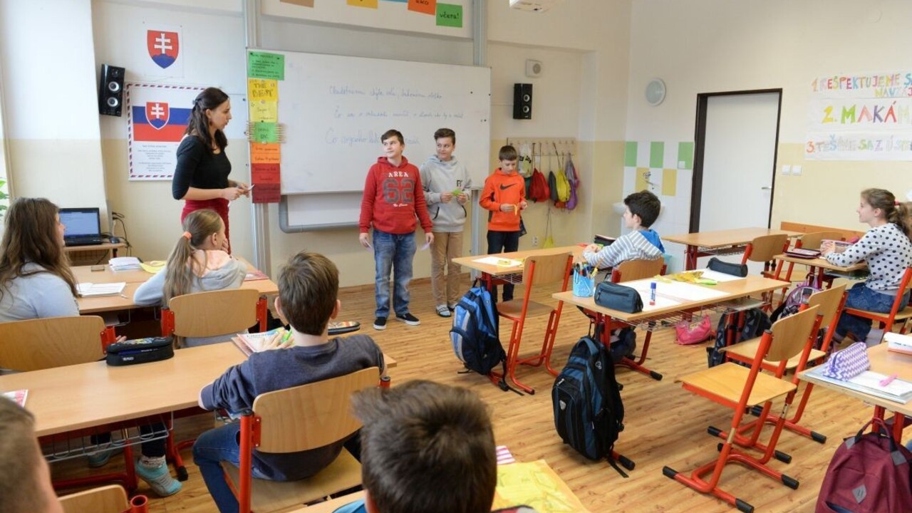 Noví učitelia si polepšia, poslanci schválili zvýšenie platov