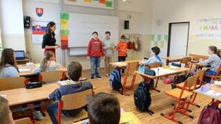 Noví učitelia si polepšia, poslanci schválili zvýšenie platov