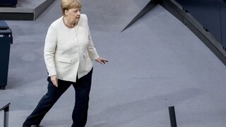 Merkelová opäť dostala triašku, podľa informácií je poriadku