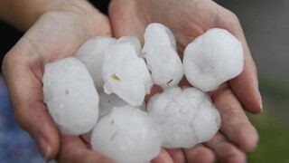 Obrovské krúpy rozbíjali autá, východom sa prehnali silné dažde