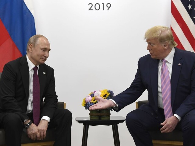 Prosím, nezasahujte do volieb, požiadal Trump na summite Putina