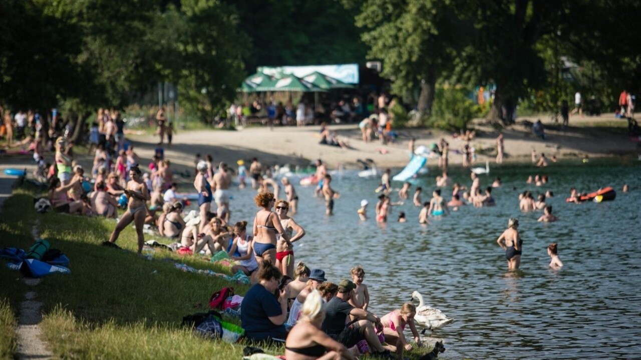 Týždeň vyvrcholí horúčavami. Pre tieto okresy vydali výstrahu