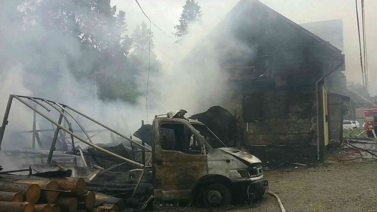 Prístavba domu skončila v plameňoch, zasiahli desiatky hasičov