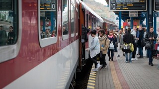 Železničiarom stúpajú platy. Odborári sa po mesiacoch dohodli so ŽSR