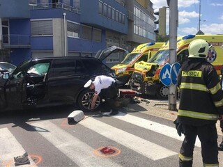 Záchranári prevážali novorodenca, sanitka sa zrazila s autom