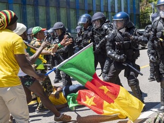 V Ženeve použili na dav vodné delá, protestoval proti diktátorovi