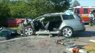 Pri Žiline sa zrazili autá, na miesto vážnej nehody letel vrtuľník