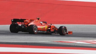 Pole position získal v Rakúsku Leclerc, Hamilton dostal trest