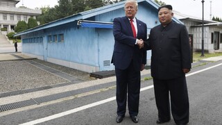 Prvý prezident USA na území KĽDR. Trump a Kim sa opäť stretli