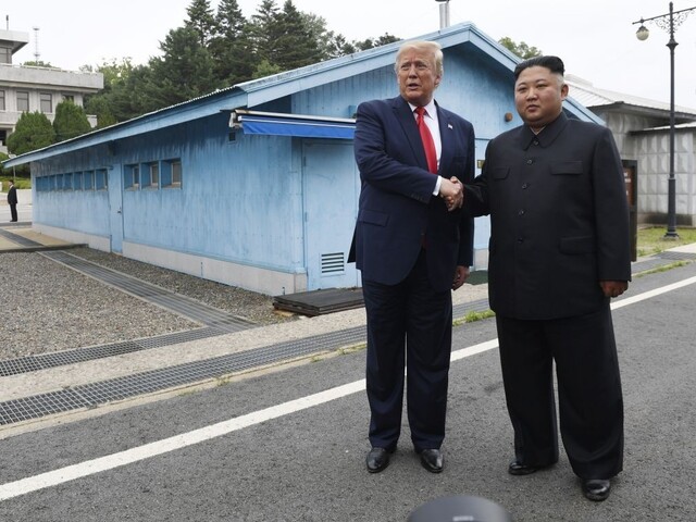 Prvý prezident USA na území KĽDR. Trump a Kim sa opäť stretli