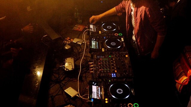 Muži spustili paľbu v klube, medzi obeťami je aj DJ Perplex