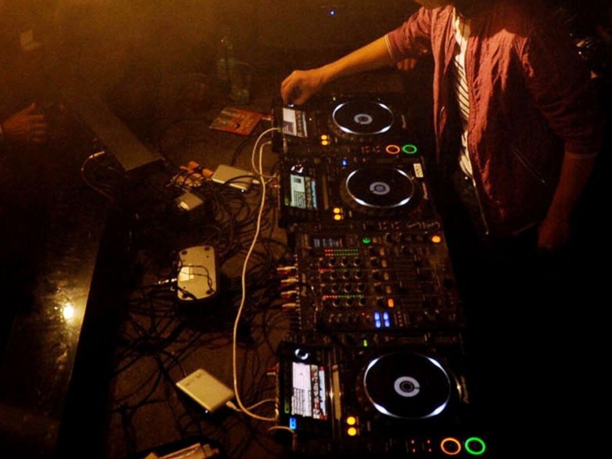 Muži spustili paľbu v klube, medzi obeťami je aj DJ Perplex
