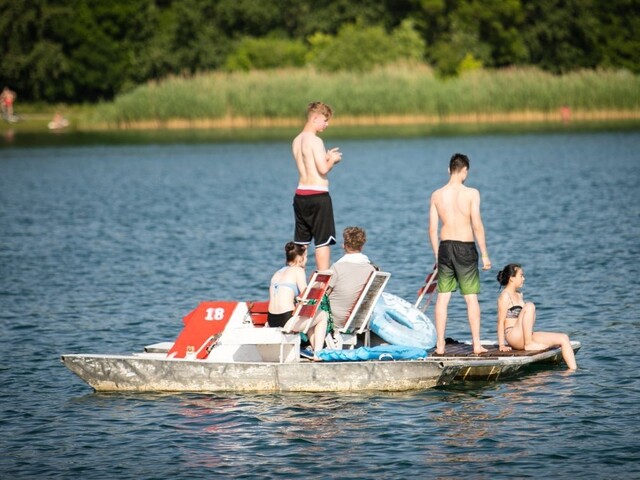 Začiatok prázdnin má byť horúci, upozorňujú aj na búrky a lejaky