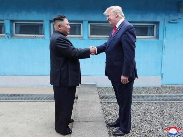 Historické a úžasné. V KĽDR reagujú na stretnutie Kima s Trumpom