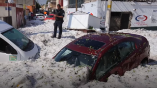 Po doteraz nevídanom krupobití zostala dvojmetrová vrstva ľadu