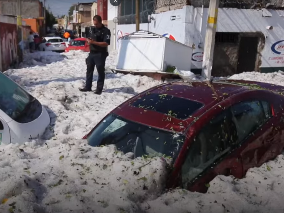 Po doteraz nevídanom krupobití zostala dvojmetrová vrstva ľadu
