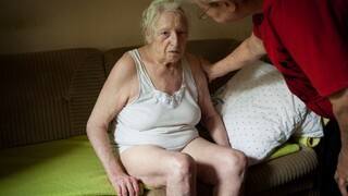 Opatrovatelia si prilepšia, dostanú príspevok na úrovni čistej mzdy