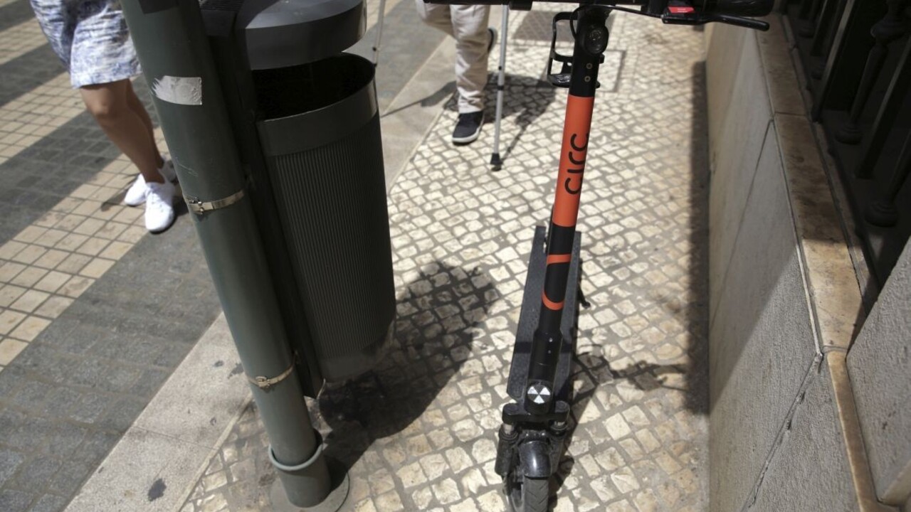 V Lisabone sú pohromou. Za elektrické kolobežky na chodníkoch budú pokuty