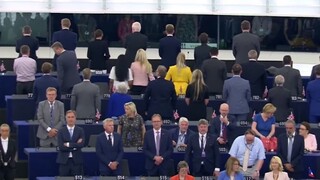 Zasadli noví europoslanci, časť sa hymne EÚ otočila chrbtom