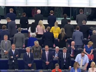 Zasadli noví europoslanci, časť sa hymne EÚ otočila chrbtom