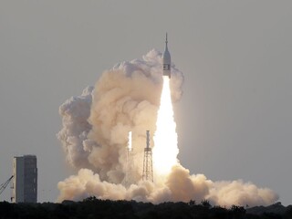 Z vesmírnej lode sa oddelil únikový modul. NASA testovala Orion